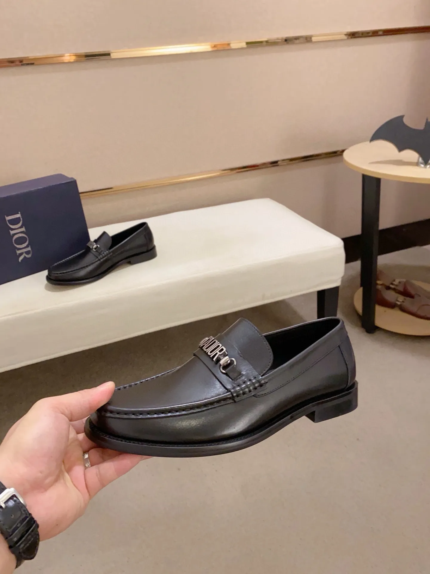 Factory price: 270 men's shoes 💰 High-end version of Dior Dior's new series. Famous actors and Internet celebrities wear super popular designs. They are designed with the sculptures of French artist Niki de Saint Phalle as rings. Material: Imported original material ➕Painted cowhide Foot pads: cowhide Outsole: Rubber outsole Men's shoe size: 38~44 Can be customized to size 45
